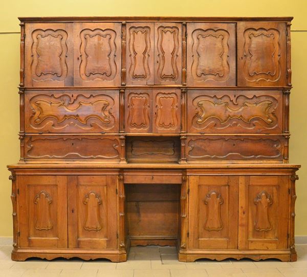 Grande credenza, inizi sec. XX, in noce, quattordici sportelli
