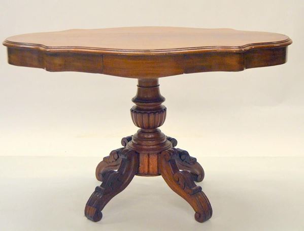 Tavolino, sec. XIX, in noce,  - Asta GIOIELLI, ARREDI D'ANTIQUARIATO, DIPINTI E SCULTURE - Poggio Bracciolini Casa d'Aste