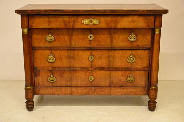 Cassettone, tardo Impero, in noce, cinque cassetti,&nbsp;&nbsp;&nbsp;&nbsp;&nbsp;&nbsp;&nbsp;&nbsp;&nbsp;&nbsp;&nbsp;&nbsp;&nbsp;&nbsp;&nbsp;&nbsp;&nbsp;&nbsp;&nbsp;&nbsp;&nbsp;&nbsp;&nbsp;