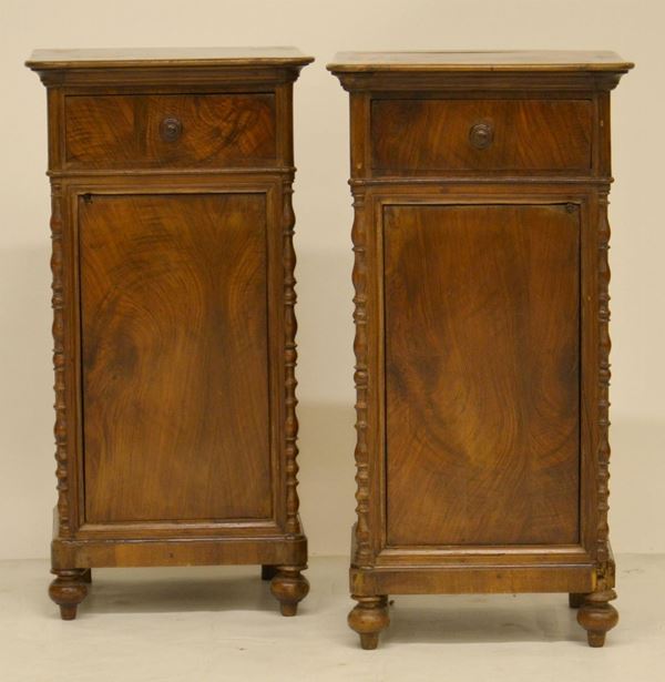 Coppia di comodini, inizi sec. XX, lastronati in radica,  - Asta GIOIELLI, ARREDI D'ANTIQUARIATO, DIPINTI E SCULTURE - Poggio Bracciolini Casa d'Aste