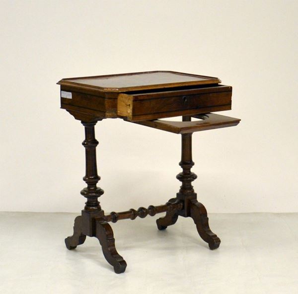 Tavolino da lavoro, fine sec. XIX, in radica,  - Asta GIOIELLI, ARREDI D'ANTIQUARIATO, DIPINTI E SCULTURE - Poggio Bracciolini Casa d'Aste