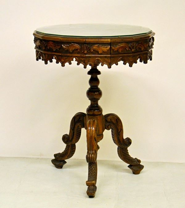 Tavolino da centro, sec. XIX, in noce  - Asta GIOIELLI, ARREDI D'ANTIQUARIATO, DIPINTI E SCULTURE - Poggio Bracciolini Casa d'Aste