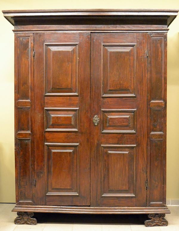 Armadio, sec. XVIII, in noce, due  - Asta GIOIELLI, ARREDI D'ANTIQUARIATO, DIPINTI E SCULTURE - Poggio Bracciolini Casa d'Aste