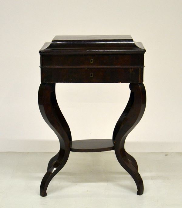 Tavolino da lavoro, fine sec. XIX, in mogano,  - Asta GIOIELLI, ARREDI D'ANTIQUARIATO, DIPINTI E SCULTURE - Poggio Bracciolini Casa d'Aste
