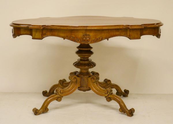 Tavolino, sec. XIX, lastronato in radica di noce,  - Asta GIOIELLI, ARREDI D'ANTIQUARIATO, DIPINTI E SCULTURE - Poggio Bracciolini Casa d'Aste