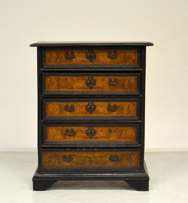 Credenzino, Veneto, sec. XVIII, in noce e radica,  - Asta GIOIELLI, ARREDI D'ANTIQUARIATO, DIPINTI E SCULTURE - Poggio Bracciolini Casa d'Aste