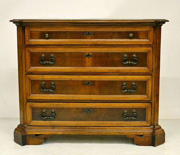 Cassettone, in stile '600, in noce,  - Asta GIOIELLI, ARREDI D'ANTIQUARIATO, DIPINTI E SCULTURE - Poggio Bracciolini Casa d'Aste