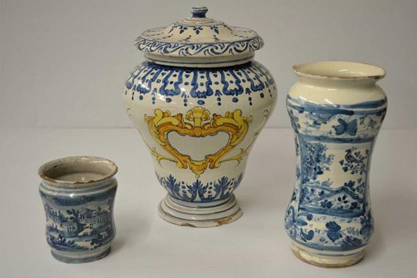 UN VASO E DUE ALBARELLI, ITALIA SETTENTRIONALE, SECOLO XVIII/XIX&nbsp;&nbsp;&nbsp;&nbsp;&nbsp;&nbsp;&nbsp;&nbsp;&nbsp;&nbsp;