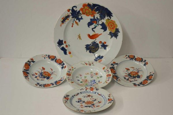 QUATTRO PIATTI E UN VASSOIO, CINA, SECOLO XIX&nbsp;&nbsp;&nbsp;&nbsp;&nbsp;&nbsp;&nbsp;&nbsp;&nbsp;&nbsp;&nbsp;&nbsp;&nbsp;&nbsp;&nbsp;&nbsp;&nbsp;&nbsp;&nbsp;&nbsp;&nbsp;&nbsp;&nbsp;&nbsp;&nbsp;&nbsp;&nbsp;&nbsp;&nbsp;  - Asta GIOIELLI, ARREDI D'ANTIQUARIATO, DIPINTI E SCULTURE - Poggio Bracciolini Casa d'Aste