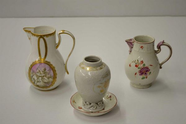 DUE VERSATOI, UN VASETTO E UN PIATTINO, GERMANIA, 1800 CIRCA&nbsp;&nbsp;&nbsp;&nbsp;&nbsp;&nbsp;&nbsp;&nbsp;&nbsp;&nbsp;&nbsp;&nbsp;&nbsp;&nbsp;