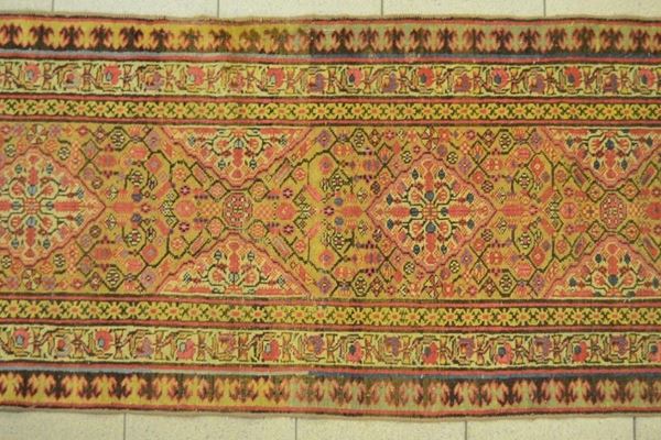 Galleria persiana, inizi sec. XX, fondo rosso&nbsp;&nbsp;&nbsp;&nbsp;&nbsp;&nbsp;&nbsp;&nbsp;&nbsp;&nbsp;&nbsp;&nbsp;&nbsp;&nbsp;&nbsp;&nbsp;&nbsp;&nbsp;&nbsp;&nbsp;&nbsp;&nbsp;&nbsp;&nbsp;&nbsp;&nbsp;&nbsp;&nbsp;&nbsp;  - Asta ASTA A TEMPO - ANTIQUARIATO E COLLEZIONISMO - Poggio Bracciolini Casa d'Aste