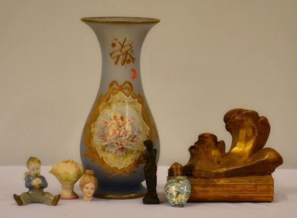 Lotto composto da: anfora in vetro decorato,&nbsp;&nbsp;&nbsp;&nbsp;&nbsp;&nbsp;&nbsp;&nbsp;&nbsp;&nbsp;&nbsp;&nbsp;&nbsp;&nbsp;&nbsp;&nbsp;&nbsp;&nbsp;&nbsp;&nbsp;&nbsp;&nbsp;&nbsp;&nbsp;&nbsp;&nbsp;&nbsp;&nbsp;&nbsp;&nbsp;  - Asta ASTA A TEMPO - ANTIQUARIATO E COLLEZIONISMO - Poggio Bracciolini Casa d'Aste