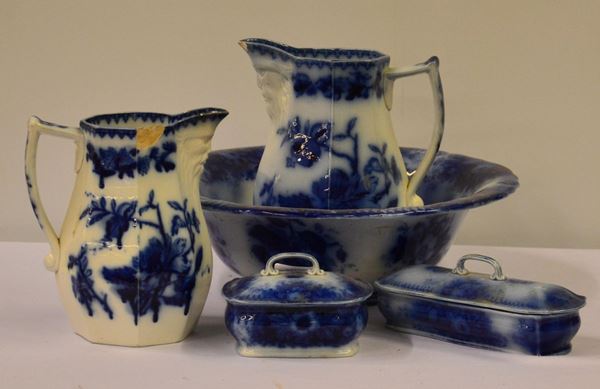 Set da toilette, inizi sec. XX, in maiolica decorata nei&nbsp;&nbsp;&nbsp;&nbsp;&nbsp;&nbsp;&nbsp;&nbsp;&nbsp;&nbsp;&nbsp;&nbsp;&nbsp;&nbsp;&nbsp;&nbsp;&nbsp;&nbsp;