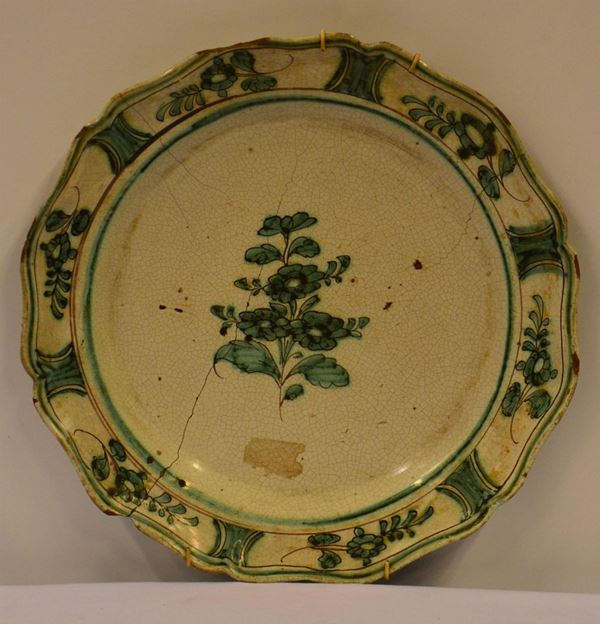 Piatto da parete, sec. XIX, in maiolica decorata&nbsp;&nbsp;&nbsp;&nbsp;&nbsp;&nbsp;&nbsp;&nbsp;&nbsp;&nbsp;&nbsp;&nbsp;&nbsp;&nbsp;&nbsp;&nbsp;&nbsp;&nbsp;&nbsp;&nbsp;&nbsp;&nbsp;&nbsp;&nbsp;&nbsp;&nbsp;