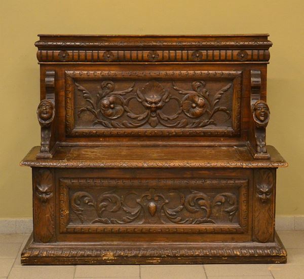 Cassapanca, in stile '700, in legno&nbsp;&nbsp;&nbsp;&nbsp;&nbsp;&nbsp;&nbsp;&nbsp;&nbsp;&nbsp;&nbsp;&nbsp;&nbsp;&nbsp;&nbsp;&nbsp;&nbsp;&nbsp;&nbsp;&nbsp;&nbsp;&nbsp;&nbsp;&nbsp;&nbsp;&nbsp;&nbsp;&nbsp;&nbsp;&nbsp;&nbsp;&nbsp;&nbsp;&nbsp;&nbsp;&nbsp;&nbsp;&nbsp;&nbsp;