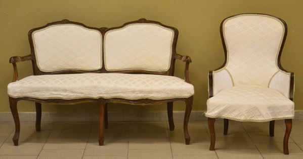 Divano e poltrona, in noce sagomato,&nbsp;&nbsp;&nbsp;&nbsp;&nbsp;&nbsp;&nbsp;&nbsp;&nbsp;&nbsp;&nbsp;&nbsp;&nbsp;&nbsp;&nbsp;&nbsp;&nbsp;&nbsp;&nbsp;&nbsp;&nbsp;&nbsp;&nbsp;&nbsp;&nbsp;&nbsp;&nbsp;&nbsp;&nbsp;&nbsp;&nbsp;&nbsp;&nbsp;&nbsp;&nbsp;&nbsp;&nbsp;&nbsp;