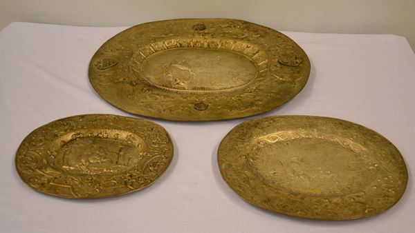 Tre vassoi in metallo sbalzato, PAESAGGI CON FIGURE&nbsp;&nbsp;&nbsp;&nbsp;&nbsp;&nbsp;&nbsp;&nbsp;&nbsp;&nbsp;&nbsp;&nbsp;&nbsp;&nbsp;&nbsp;&nbsp;&nbsp;&nbsp;&nbsp;&nbsp;&nbsp;&nbsp;&nbsp;  - Asta ASTA A TEMPO - ANTIQUARIATO E COLLEZIONISMO - Poggio Bracciolini Casa d'Aste