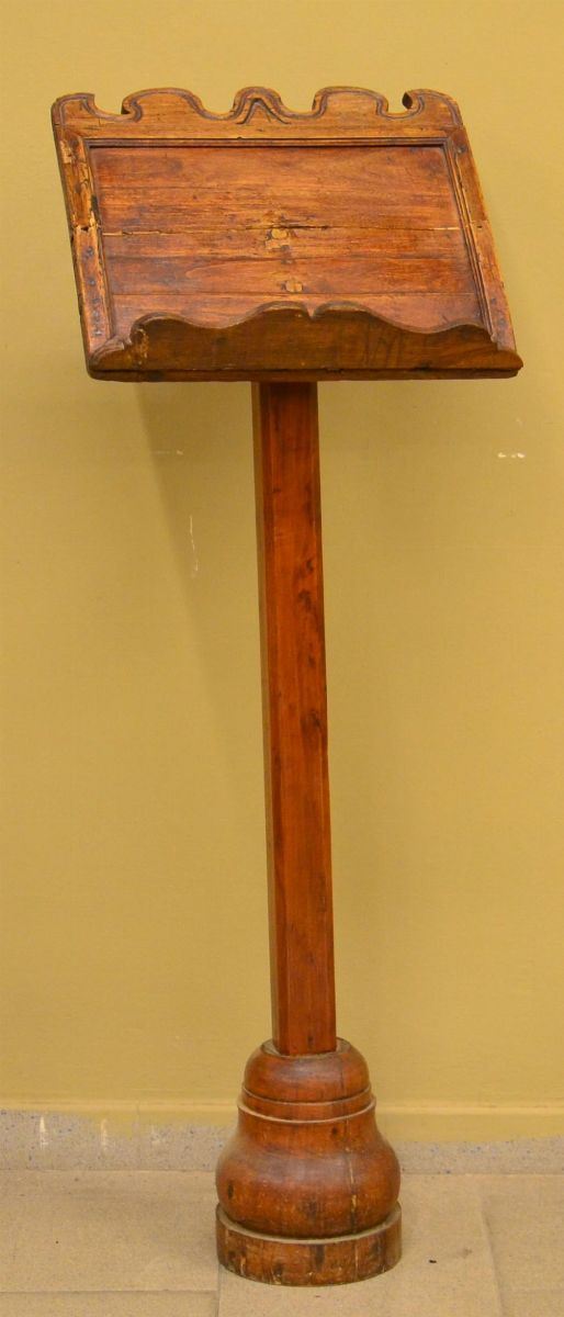 Leggio da terra, sec. XX, in abete, alt. cm 129&nbsp;&nbsp;&nbsp;&nbsp;&nbsp;&nbsp;&nbsp;&nbsp;&nbsp;&nbsp;&nbsp;&nbsp;&nbsp;&nbsp;&nbsp;&nbsp;&nbsp;&nbsp;&nbsp;&nbsp;&nbsp;&nbsp;&nbsp;&nbsp;&nbsp;&nbsp;&nbsp;  - Asta ASTA A TEMPO - ANTIQUARIATO E COLLEZIONISMO - Poggio Bracciolini Casa d'Aste