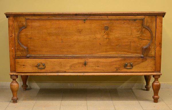 Credenza, sec. XX, in noce,&nbsp;&nbsp;&nbsp;&nbsp;&nbsp;&nbsp;&nbsp;&nbsp;&nbsp;&nbsp;&nbsp;&nbsp;&nbsp;&nbsp;&nbsp;&nbsp;&nbsp;&nbsp;&nbsp;&nbsp;&nbsp;&nbsp;&nbsp;&nbsp;&nbsp;&nbsp;&nbsp;&nbsp;&nbsp;&nbsp;&nbsp;&nbsp;&nbsp;&nbsp;&nbsp;&nbsp;&nbsp;&nbsp;&nbsp;&nbsp;&nbsp;&nbsp;&nbsp;&nbsp;&nbsp;&nbsp;&nbsp;