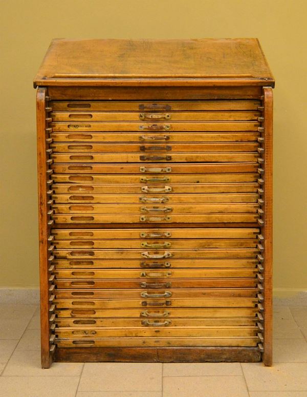 Mobile con cassetti da tipografo, inizi sec. XX,&nbsp;&nbsp;&nbsp;&nbsp;&nbsp;&nbsp;&nbsp;&nbsp;&nbsp;&nbsp;&nbsp;&nbsp;&nbsp;&nbsp;&nbsp;&nbsp;&nbsp;&nbsp;&nbsp;&nbsp;&nbsp;&nbsp;&nbsp;&nbsp;&nbsp;&nbsp;  - Asta ASTA A TEMPO - ANTIQUARIATO E COLLEZIONISMO - Poggio Bracciolini Casa d'Aste