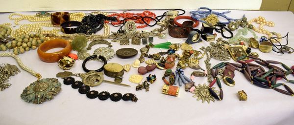 Lotto di sessanta pezzi di bigiotteria&nbsp;&nbsp;&nbsp;&nbsp;&nbsp;&nbsp;&nbsp;&nbsp;&nbsp;&nbsp;&nbsp;&nbsp;&nbsp;&nbsp;&nbsp;&nbsp;&nbsp;&nbsp;&nbsp;&nbsp;&nbsp;&nbsp;&nbsp;&nbsp;&nbsp;&nbsp;&nbsp;&nbsp;&nbsp;&nbsp;&nbsp;&nbsp;&nbsp;&nbsp;&nbsp;&nbsp;