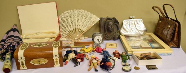 Lotto composto da due ventagli, ombrellino, due borsette,&nbsp;&nbsp;&nbsp;&nbsp;&nbsp;&nbsp;&nbsp;&nbsp;&nbsp;&nbsp;&nbsp;&nbsp;&nbsp;&nbsp;&nbsp;&nbsp;&nbsp;  - Asta ASTA A TEMPO - ANTIQUARIATO E COLLEZIONISMO - Poggio Bracciolini Casa d'Aste