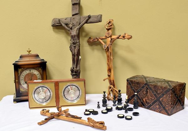Lotto composto da tre cristi in legno e gesso , orologio, e&nbsp;&nbsp;&nbsp;&nbsp;&nbsp;&nbsp;&nbsp;&nbsp;&nbsp;&nbsp;&nbsp;&nbsp;&nbsp;&nbsp;&nbsp;