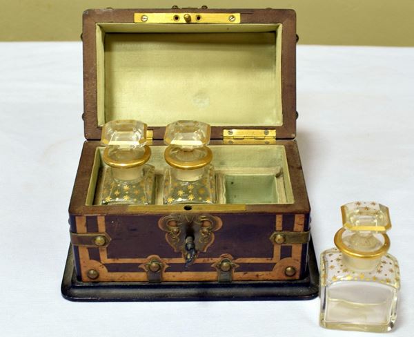 Scatola portabottiglie da viaggio , inizi sec. XX&nbsp;&nbsp;&nbsp;&nbsp;&nbsp;&nbsp;&nbsp;&nbsp;&nbsp;&nbsp;&nbsp;&nbsp;&nbsp;&nbsp;&nbsp;&nbsp;&nbsp;&nbsp;&nbsp;&nbsp;&nbsp;&nbsp;&nbsp;&nbsp;&nbsp;  - Asta ASTA A TEMPO - ANTIQUARIATO E COLLEZIONISMO - Poggio Bracciolini Casa d'Aste