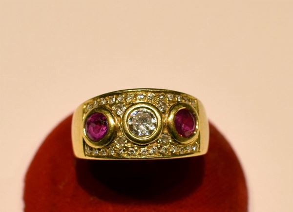 ANELLO IN ORO GIALLO ,DIAMANTI E RUBINI                         