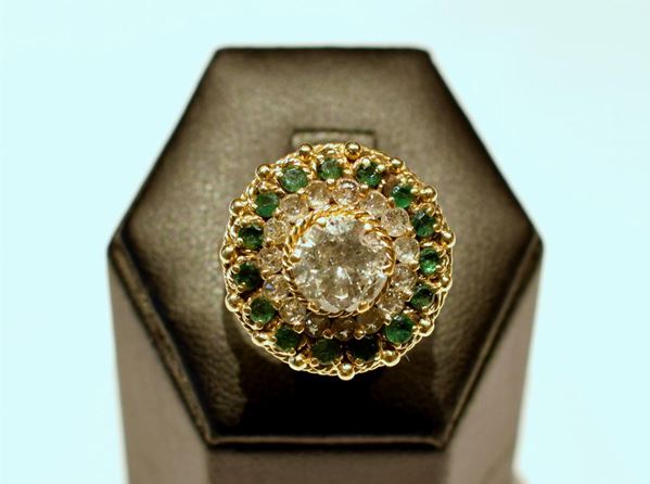 ANELLO IN ORO GIALLO , DIAMANTI E RUBINI