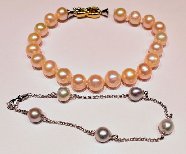 DUE BRACCIALI IN PERLE, ORO GIALLO E ORO BIANCO