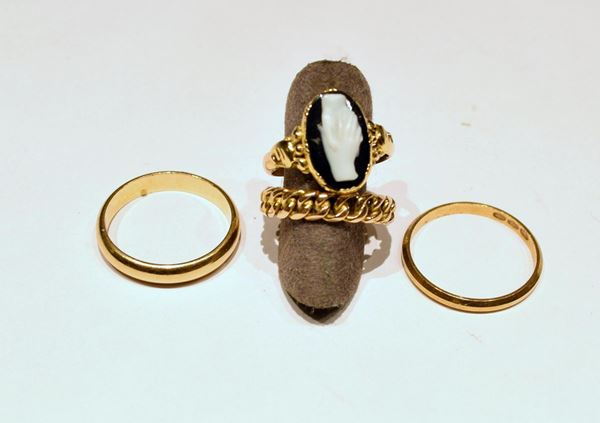 DUE ANELLI E DUE FEDI IN ORO GIALLO  - Asta GIOIELLI, SCULTURE, DIPINTI, ARREDI E OGGETTI D'ARTE - Poggio Bracciolini Casa d'Aste