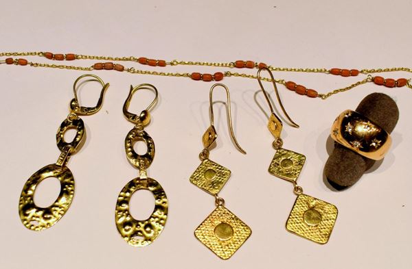 DUE PAIA DI ORECCHINI , ANELLO E COLLANA