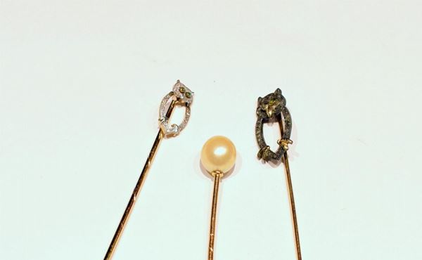TRE FERMACRAVATTE , IN ORO A BASSO TITOLO                                    - Asta GIOIELLI, SCULTURE, DIPINTI, ARREDI E OGGETTI D'ARTE - Poggio Bracciolini Casa d'Aste