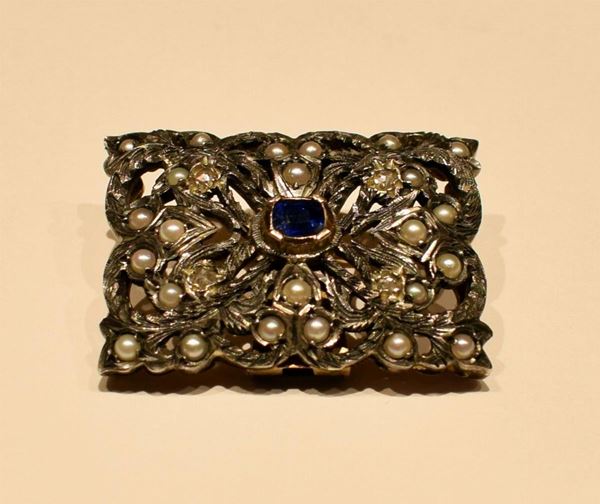 SPILLA, IN ORO GIALLO, ARGENTO, ZAFFIRO, DIAMANTI                           - Asta GIOIELLI, SCULTURE, DIPINTI, ARREDI E OGGETTI D'ARTE - Poggio Bracciolini Casa d'Aste