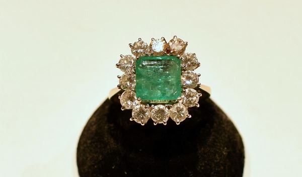 ANELLO , IN ORO BIANCO, DIAMANTI E SMERALDO