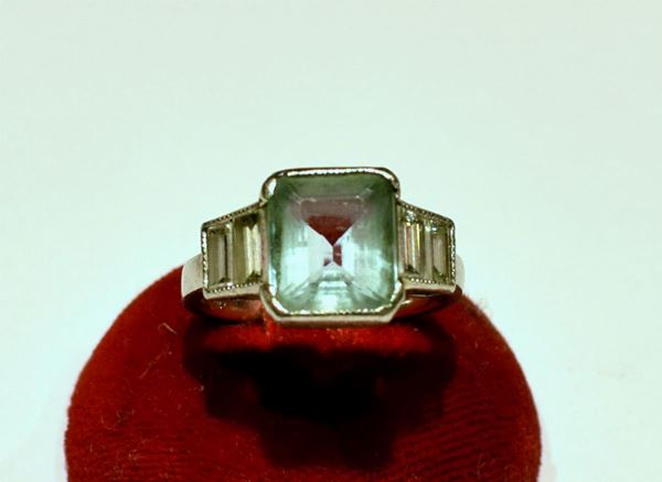 ANELLO IN PLATINO, CON ACQUAMARINA E DIAMANTI