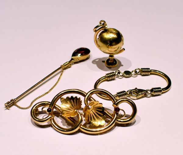 PORTACHIAVI, SPILLA,PENDENTE E SPILLO  - Asta GIOIELLI, SCULTURE, DIPINTI, ARREDI E OGGETTI D'ARTE - Poggio Bracciolini Casa d'Aste