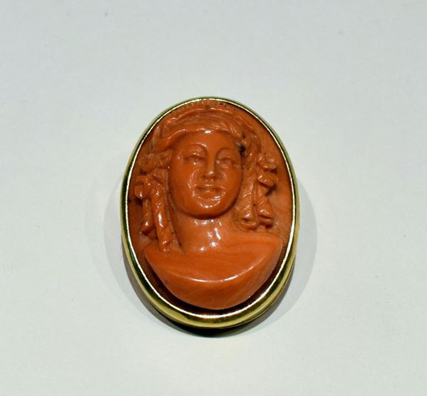 SPILLA IN ORO GIALLO E CORALLO  - Asta GIOIELLI, SCULTURE, DIPINTI, ARREDI E OGGETTI D'ARTE - Poggio Bracciolini Casa d'Aste
