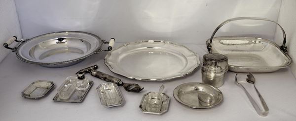 LOTTO DI DUE VASSOI E CENTROTAVOLA                                         - Asta GIOIELLI, SCULTURE, DIPINTI, ARREDI E OGGETTI D'ARTE - Poggio Bracciolini Casa d'Aste