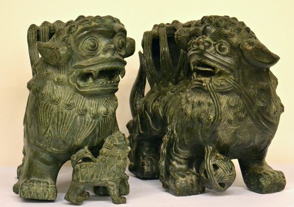 Coppia di cani di Pho, sec. XVIII, in bronzo,
