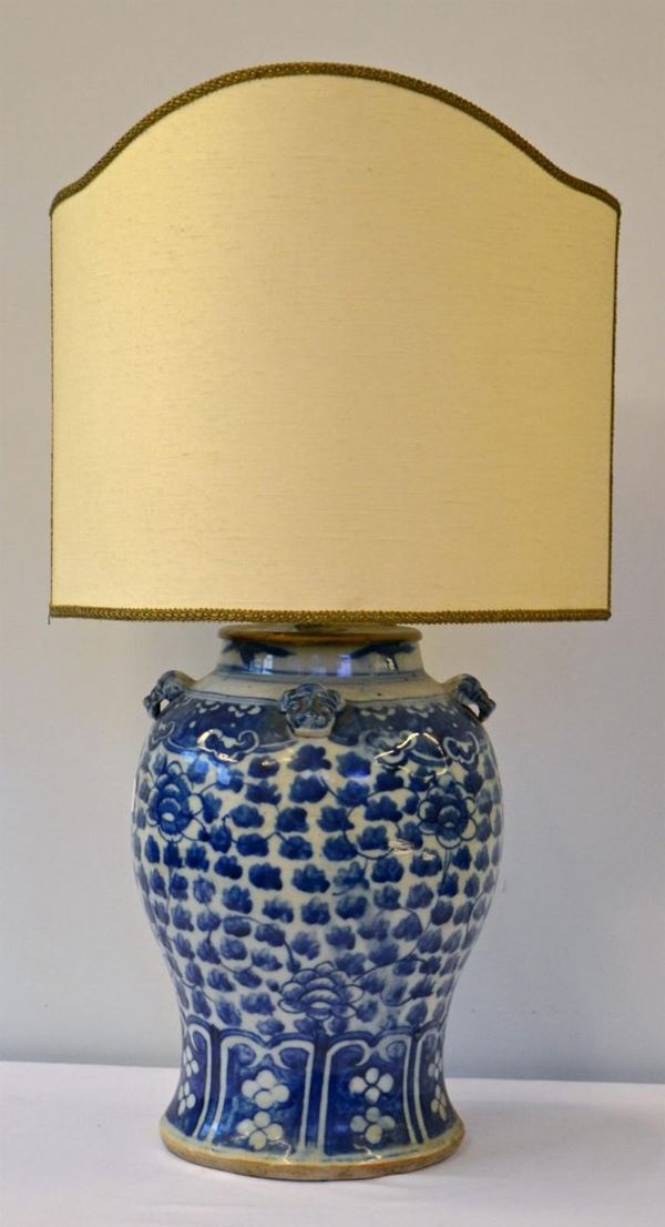 Vaso, Cina, sec. XIX, in maiolica decorata con
