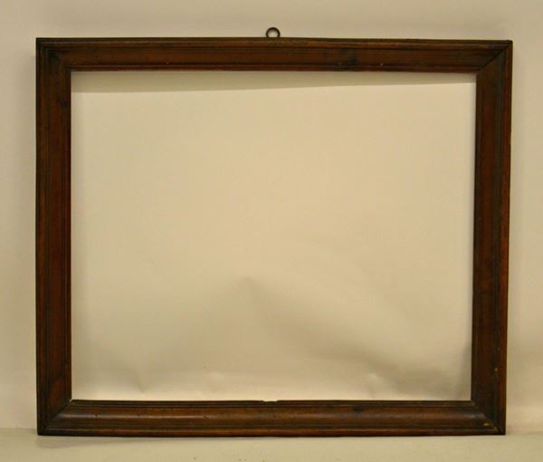 Cornice, sec. XVIII, in noce, cm 80x67,