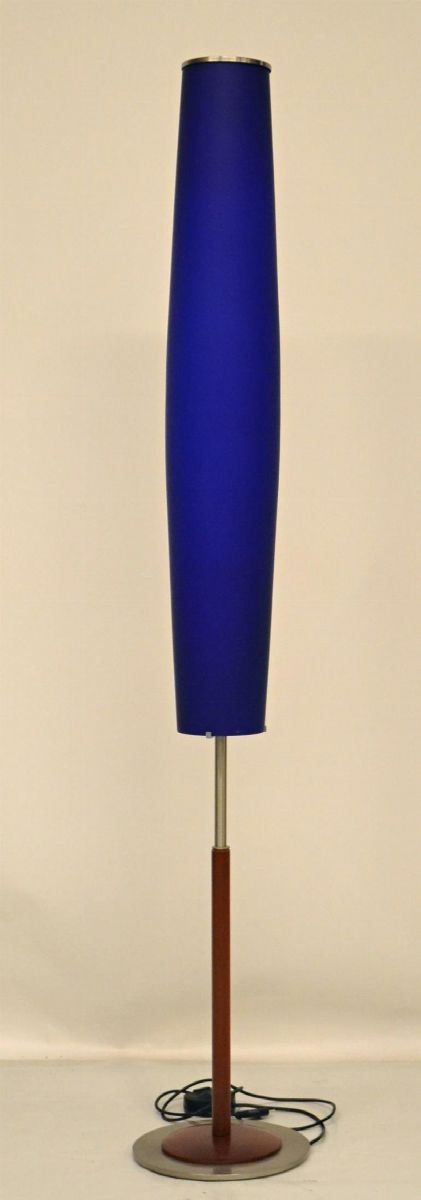 Lume da terra, anni 90, fusto in legno e metallo  - Asta GIOIELLI, SCULTURE, DIPINTI, ARREDI E OGGETTI D'ARTE - Poggio Bracciolini Casa d'Aste