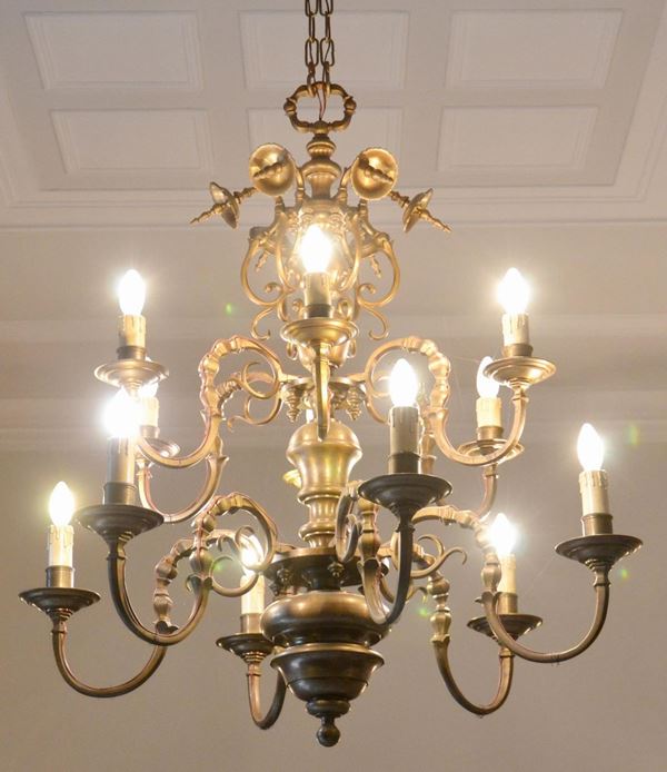 Lampadario, sec. XX, in bronzo lavorato, dodici luci, cm 102x115