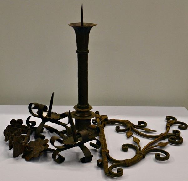 Tre candelieri, sec. XVIII, in metallo  - Asta GIOIELLI, SCULTURE, DIPINTI, ARREDI E OGGETTI D'ARTE - Poggio Bracciolini Casa d'Aste