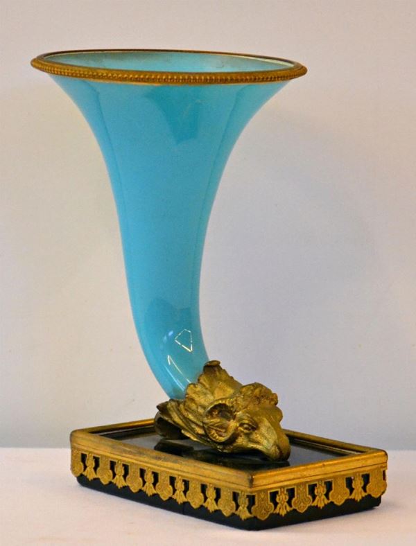 Vaso, sec. XIX, in bronzo e lavagna, base a testa di