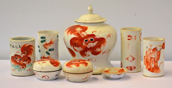 Otto fra vasetti e contenitori, Cina, inizi sec. XX,  - Asta GIOIELLI, SCULTURE, DIPINTI, ARREDI E OGGETTI D'ARTE - Poggio Bracciolini Casa d'Aste