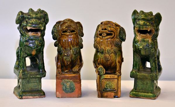 Coppia di cani di pho, Cina, sec. XX, in terracotta