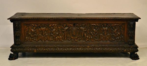Cassapanca, sec. XVIII, in noce intagliato  - Asta GIOIELLI, SCULTURE, DIPINTI, ARREDI E OGGETTI D'ARTE - Poggio Bracciolini Casa d'Aste